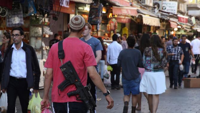 Israeli Jews carry machine guns in the streets